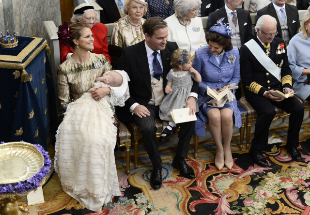 HOVEDPERSONEN: Prinsesse Madeleine med prins Nicolas, Christoher O'Neill med prinsesse Leonore, dronning Silvia og kong Carl Gustaf. Foto: TT NYHETSBYRÅN HOVEDPERSONEN: Prinsesse Madeleine med prins Nicolas, Christoher O'Neill med prinsesse Leonore, dronning Silvia og kong Carl Gustaf. Foto: TT NYHETSBYRÅN